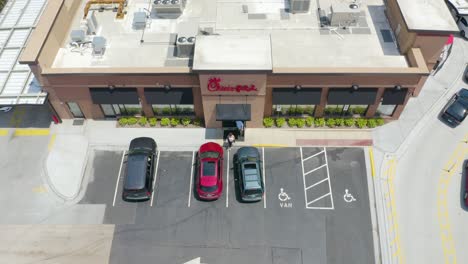 Escena-En-El-Restaurante-De-Comida-Rápida-Chick-fil-a-En-Estados-Unidos-En-Un-Día-Típico-De-Verano