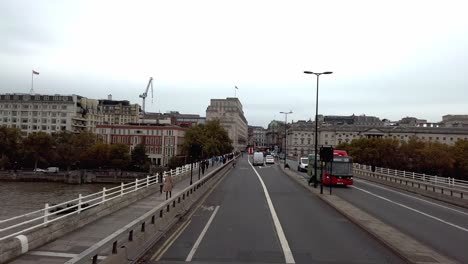 Londres,-Inglaterra---25-De-Octubre-De-2019:-Vista-En-Primera-Persona-Del-Viaje-En-Autobús-A-Través-Del-Puente-Waterloo-De-Londres-Durante-El-Día