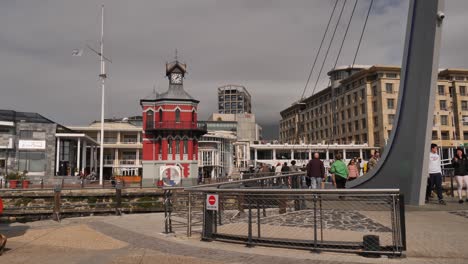 Lapso-De-Tiempo:-Los-Turistas-Cruzan-El-Puente-Giratorio-De-La-Torre-Del-Reloj-En-Ciudad-Del-Cabo,-Rsa