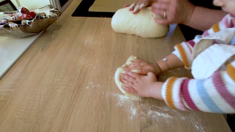 А-Niña-Está-Amasando-Masa-Con-Su-Abuela