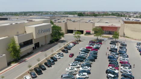 Toma-Aérea-En-órbita-Revela-La-Tienda-Jcpenney-En-Un-Concurrido-Centro-Comercial-En-Un-Caluroso-Día-De-Verano