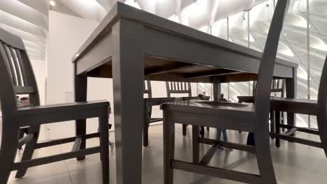 Robert-Therrien-&quot;debajo-De-La-Mesa&quot;-Escultura-Gigante-De-Mesa-Y-Sillas-De-Comedor-En-Exhibición-En-El-Amplio-Museo-De-Arte-Contemporáneo,-Los-ángulos