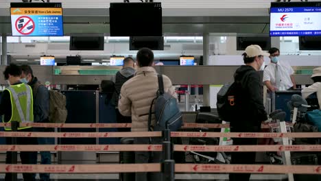 Passagiere-Stehen-Am-Schalter-Der-China-Eastern-Airlines-Am-Internationalen-Flughafen-Chek-Lap-Kok-In-Hongkong-Schlange-Und-Checken-Ein