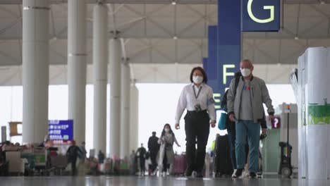 Reisepassagiere-Suchen-Nach-Den-Check-in-Schaltern-Der-Fluggesellschaften-In-Der-Abflughalle-Des-Internationalen-Flughafens-Chek-Lap-Kok-In-Hongkong