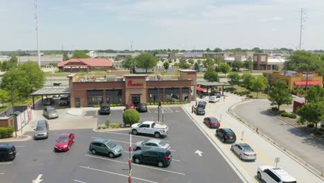 Vista-Aérea-De-Chick-Fil-A-Drive-Thru-Line---Popular-Restaurante-Americano-De-Comida-Rápida