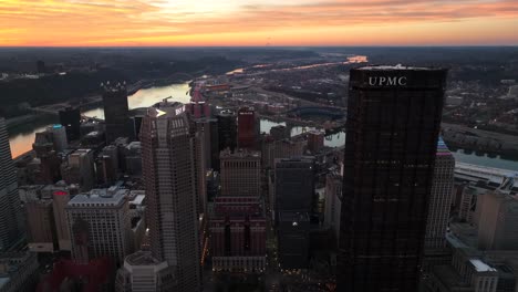 Innenstadt-Von-Pittsburgh-In-Der-Abenddämmerung