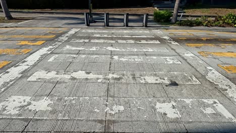 POV-Einer-Person,-Die-Auf-Dem-Zebrastreifen-Die-Boulevardstraße-überquert