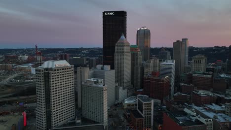 Vista-Aérea-De-La-Ciudad-Americana-Al-Atardecer