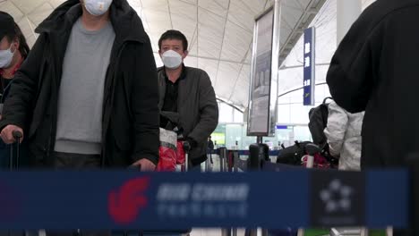 Pasajeros-Haciendo-Fila-En-Un-Mostrador-De-Facturación-De-La-Aerolínea-China-Air-China-De-La-Aerolínea-De-Bandera-China-En-El-Aeropuerto-Internacional-Chek-Lap-Kok-De-Hong-Kong