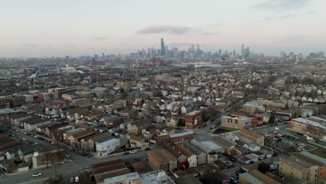 Vista-Aérea-Del-Distrito-De-Bridgeport-Con-El-Horizonte-De-Chicago-Al-Fondo