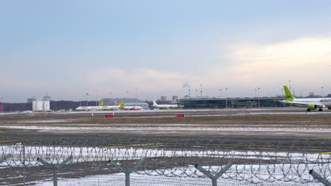 Avión-Airbaltic-Que-Sale-De-La-Pista-De-Asfalto-Del-Aeropuerto