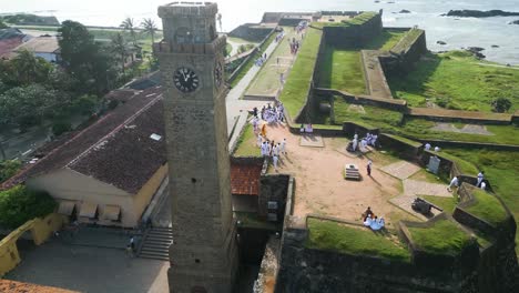 Drone-Aéreo-Disparado-Alrededor-De-La-Torre-Del-Reloj-De-Los-Fuertes-Galle,-Sri-Lanka