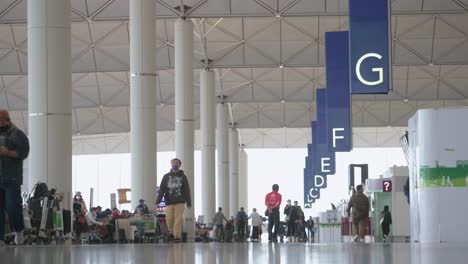 Chinesische-Reisende-Und-Passagiere-Gehen-Zu-Den-Check-in-Schaltern-Der-Fluggesellschaft-In-Der-Abflughalle-Des-Internationalen-Flughafens-Chek-Lap-Kok-In-Hongkong