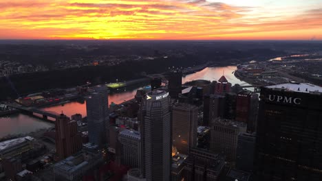 Intensiver-Sonnenuntergang-über-Unserer-Stadt