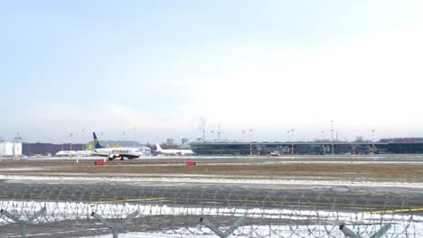 Avión-De-Ryanair-Que-Sale-En-Pista-Asfaltada-En-El-Aeropuerto-Internacional-De-Riga