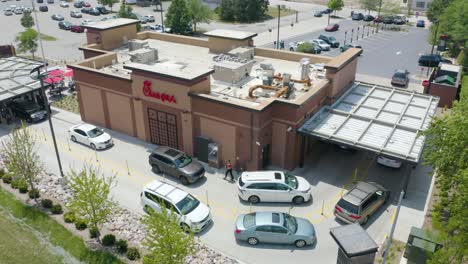 Autos-Warten-In-Einer-Langen-Schlange-Am-Chic-Fil-A-Drive-in