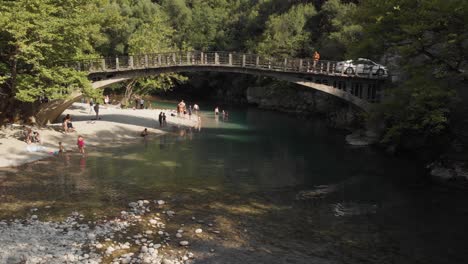 Drohnenvideo-Voidomatis-Fluss-Papingo-Griechenland-Fliegt-über-Eine-Brücke