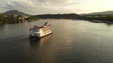 Fähre-Segelt-Im-Tennessee-River-In-Der-Nähe-Der-Stadt-Chattanooga-Bei-Sonnenuntergang,-Luftaufnahme