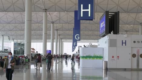 Los-Pasajeros-De-Viaje-Son-Vistos-En-La-Sala-De-Facturación-De-La-Aerolínea-En-El-Aeropuerto-Internacional-Chek-Lap-Kok-De-Hong-Kong