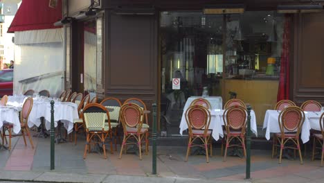 Cena-Típica-Al-Aire-Libre-En-Un-Restaurante-Francés-En-Deauville,-Francia