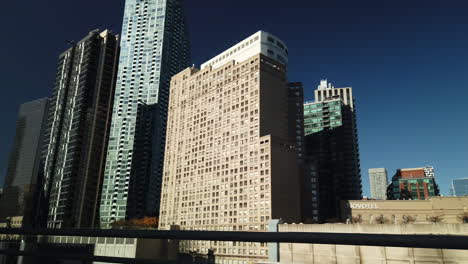 Außenweite-Aufnahme-Aus-Einem-Fahrenden-Auto-Der-Skyline-Von-Toronto-An-Einem-Schönen-Sonnigen-Tag