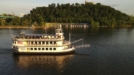 Fähre,-Die-Menschen-Für-Eine-Tour-Im-Tennessee-River-Transportiert,-Luftaufnahme-Der-Umlaufbahn