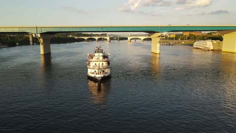 Ferry-De-Pasajeros-Navega-Bajo-El-Puente-Cerca-De-La-Ciudad-Americana,-Vista-Aérea-De-Drones