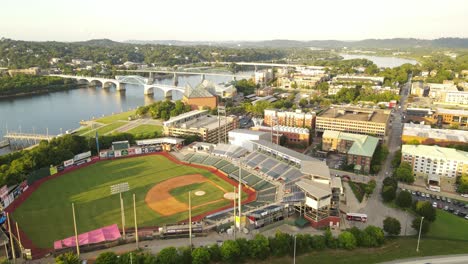 Chattanooga-Township-Mit-Majestätischem-Baseballstadion-An-Sonnigem-Abend,-Luftaufnahme-Der-Umlaufbahn