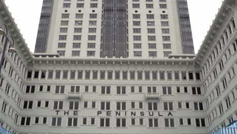 Entrance-to-the-Peninsula-Hotel-in-Tsim-Sha-Tsui,-Hong-Kong