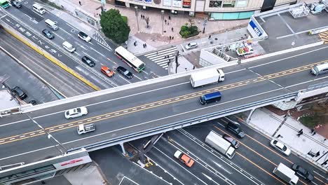 Vista-Aérea-Alejada-De-Autopistas-De-Varias-Capas-En-El-Centro-De-La-Ciudad-De-Tokio,-Japón