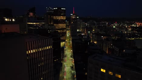 Ciudad-Americana-Urbana-En-La-Noche