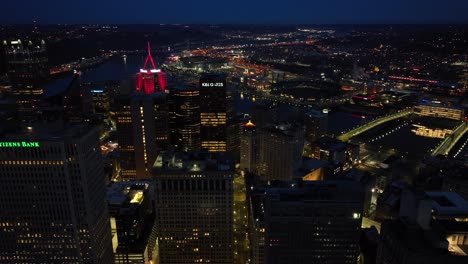 Centro-De-Pittsburgh,-Pennsylvania-En-La-Noche