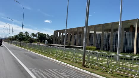 Conduciendo-Más-Allá-Del-Ministerio-De-Relaciones-Exteriores-En-La-Explanada-Brasilia-En-La-Capital-Brasileña