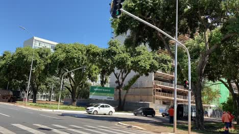 Conduciendo-A-Lo-Largo-De-La-Explanada-Brasilia-Con-Los-Numerosos-Edificios-De-Oficinas-En-La-Capital-Brasileña