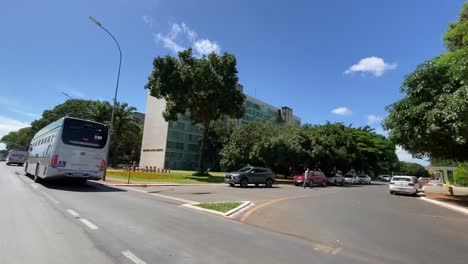 Ein-Blick-Auf-Den-Geschäftigen-Busverkehr-Auf-Der-Esplanade-Brasilia-In-Der-Brasilianischen-Hauptstadt