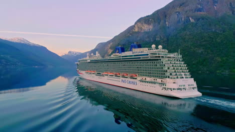 Luftaufnahme-Eines-Kreuzfahrtschiffes-Am-Norwegischen-Fjord-Mit-Wunderschöner-Landschaft-Im-Hintergrund