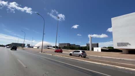 Machen-Sie-Eine-Fahrt-Auf-Der-Esplanada-Brasilia,-Vorbei-An-Der-Nationalbibliothek-Und-Dem-Nationalmuseum-Der-Hauptstadt-Brasiliens