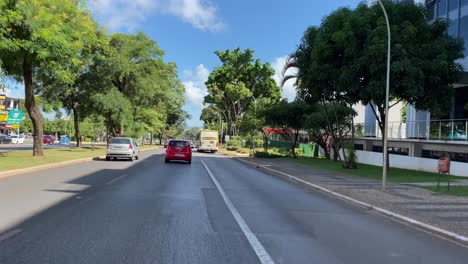 Eine-Fahrt-Auf-Der-W3-North-Avenue-Brasilia-In-Brasilien-An-Einem-Sonnigen-Tag-In-Südamerika