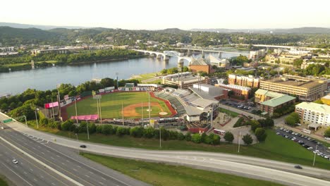 Municipio-Americano-Con-Estadio-De-Béisbol-Y-Río,-Vista-Aérea-De-Drones