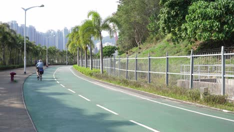 La-Gente-Anda-En-Bicicleta-En-El-Paseo-Marítimo-De-Tseung-Kwan-O-En-Hong-Kong