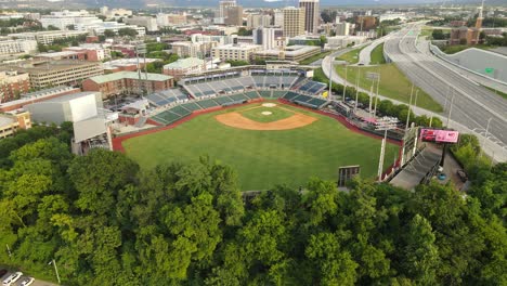 Paisaje-Urbano-De-Chattanooga-Con-Estadio-De-Béisbol-Y-Autopista-Interestatal,-Vista-Aérea