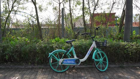 13.-Februar-2023-–-Geparktes,-Einsames-Lok-Mietfahrrad-Auf-Dem-Bürgersteig-In-Tseung-Kwan-O-In-Hongkong