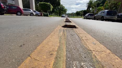 Tomas-A-Nivel-Del-Suelo-Bajo-En-Medio-De-Una-Concurrida-Carretera-Asfaltada