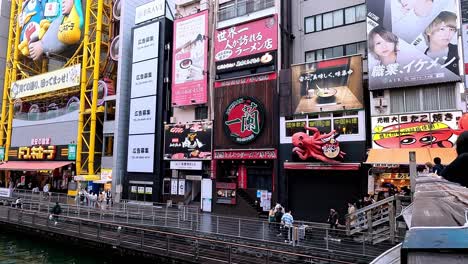 Blick-Von-Einer-Flusskreuzfahrt-Auf-Dem-Dotonbori-Fluss-In-Osaka