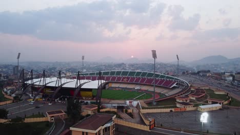 Vista-Aérea-Hacia-El-Estadio-Omnisports-Ahmadou-Ahidjo,-Puesta-De-Sol-En-Yaundé,-Camerún