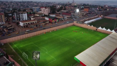 Vista-Aérea-De-Personas-Entrenando-En-El-Estadio-Anexo