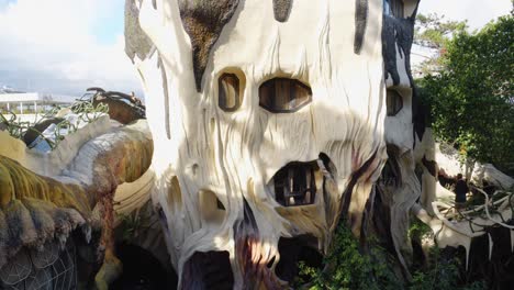 Ein-Blick-Auf-Das-Crazy-House-In-Da-Lat,-Während-Sich-Die-Kamera-Von-Unten-Nach-Oben-Bewegt-Und-Die-Einzigartige-Architektur-Des-Beliebten-Touristenziels-Crazy-House-In-Da-Lat,-Vietnam,-Zeigt