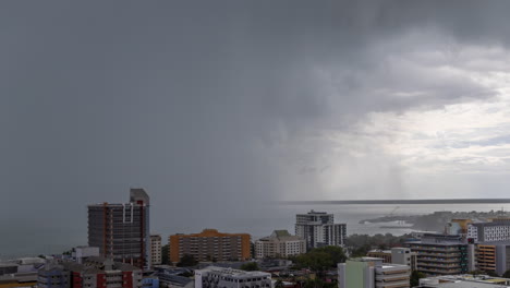 Lapso-De-Tiempo-De-La-Tormenta-Monzónica-De-La-Tarde-Mientras-Se-Desplaza-Sobre-El-Puerto-De-Darwin,-Durante-La-Estación-Húmeda-De-La-Tarde