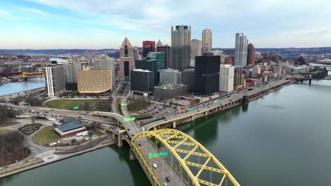 Disparo-Aéreo-Descendente-Del-Horizonte-De-Pittsburgh-Con-Hermosa-Luz-En-El-Día-De-Invierno