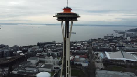 La-Aguja-Espacial-De-Seattle-Y-El-Observatorio-Frente-A-La-Bahía-De-Elliot